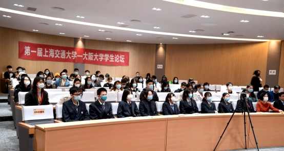 会议室里的人们

描述已自动生成