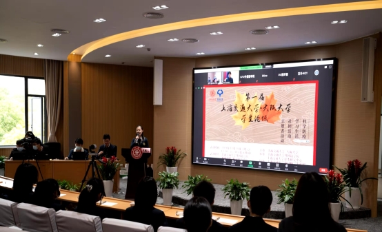 会议室里的电视

描述已自动生成