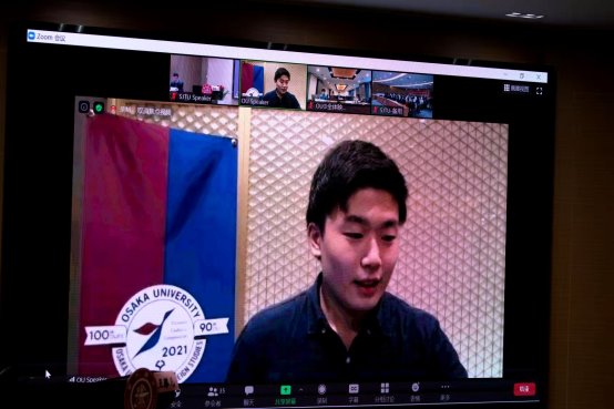 电视屏幕上的男人

描述已自动生成