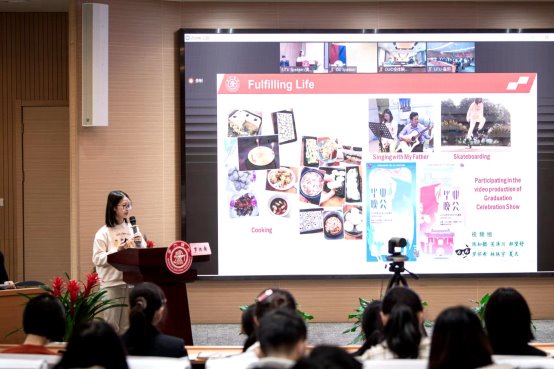 图片包含 室内, 桌子, 电脑, 前

描述已自动生成