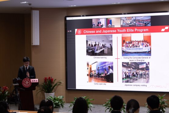 人们在电视前

描述已自动生成