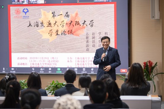 一群人站在屏幕前

描述已自动生成