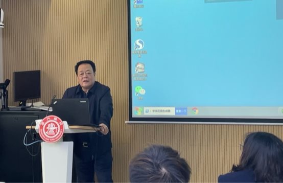 电脑前的人们

描述已自动生成