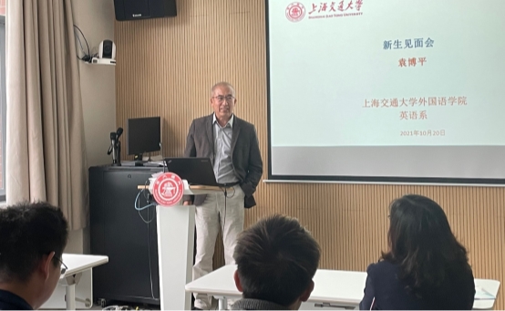 一群人看着桌子上的电视

描述已自动生成