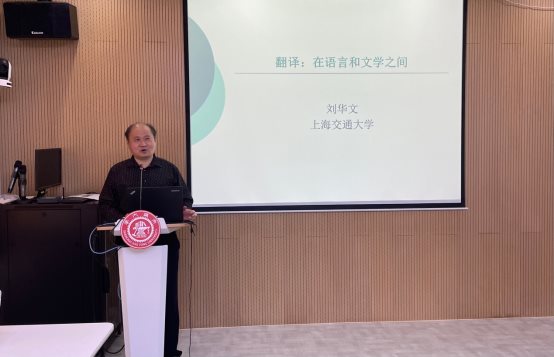 人站在电视前

中度可信度描述已自动生成