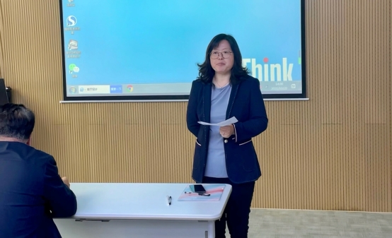 男人和女人在电视前

描述已自动生成