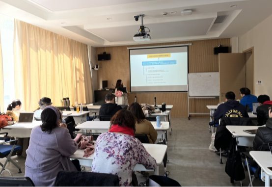 会议室里的人们

描述已自动生成